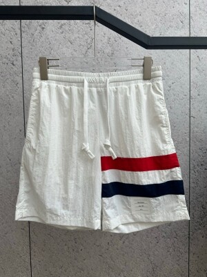 톰브라운 Thom Browne 세련된 컬러풀한 스트라이프 비치 반바지