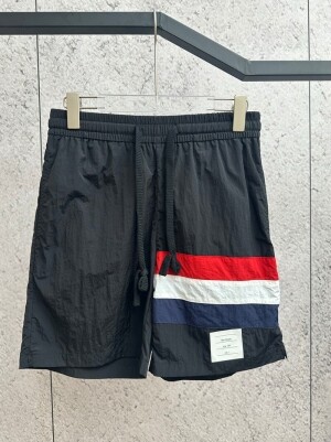 톰브라운 Thom Browne 세련된 컬러풀한 스트라이프 비치 반바지