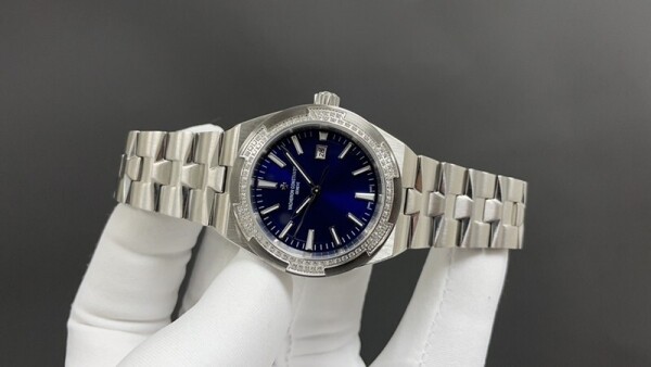 위핑,바쉐론 콘스탄틴 VACHERON CONSTANTIN Overseas 모던 심플 큐빅 여성 시계 35mm
