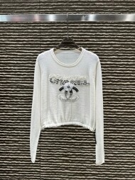 샤넬 CHANEL 진주 레터링 3D 클래식 로고 긴팔 숏 톱
