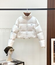프라다 PRADA 여성용 클래식하고 세련된 숏 다운 재킷