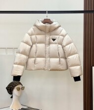 프라다 PRADA 여성 패션 클래식 트라이앵글 로고 숏 다운 재킷