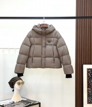 프라다 PRADA 여성 패션 클래식 트라이앵글 로고 숏 다운 재킷