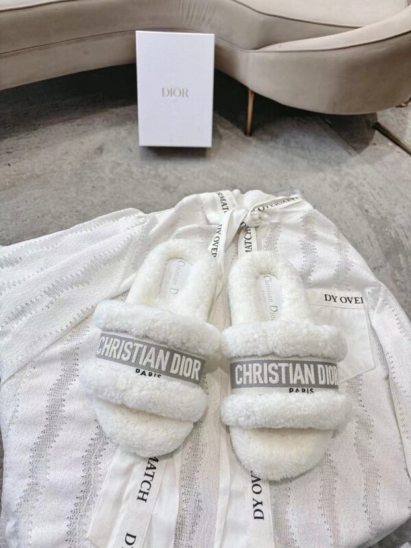위핑,디올 DIOR 추동 자수 양털 슬리퍼