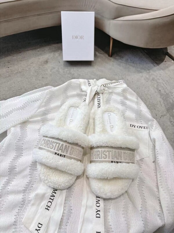 위핑,디올 DIOR 추동 자수 양털 슬리퍼