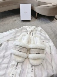 디올 DIOR 추동 자수 양털 슬리퍼