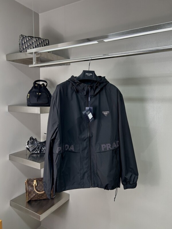 위핑,프라다 삼각로고 바람막이 점퍼