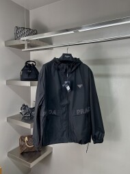 프라다 삼각로고 바람막이 점퍼