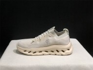 온 러닝화 클라우드 틸트 크림 3MD30332429