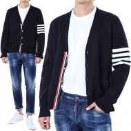 톰브라운 Thom Browne 삼선탭+4선완장 디테일 밀라노스티치 금장버튼 V넥 가디건 (네이비) MKC171A 00219 415