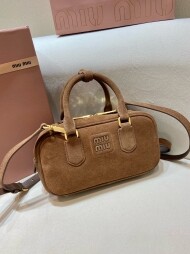 미우미우 아르카디 마테라쎄 토트백 5BB142