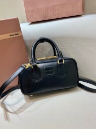 미우미우 아르카디 마테라쎄 토트백 5BB142