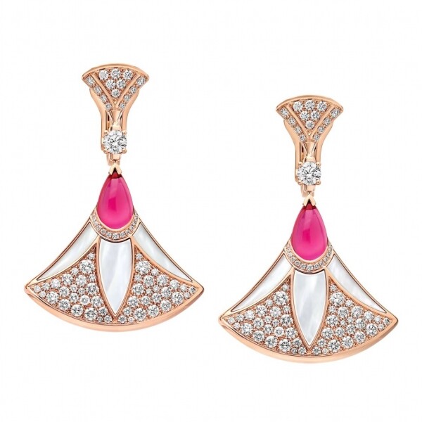 위핑,불가리 Bulgari 디바스 드림 이어링. 18kt 로즈 골드 소재에 페어 쉐입 루벨라이트, 마더오브펄 인서트 장식과 다이아몬드 파베 세팅 360699