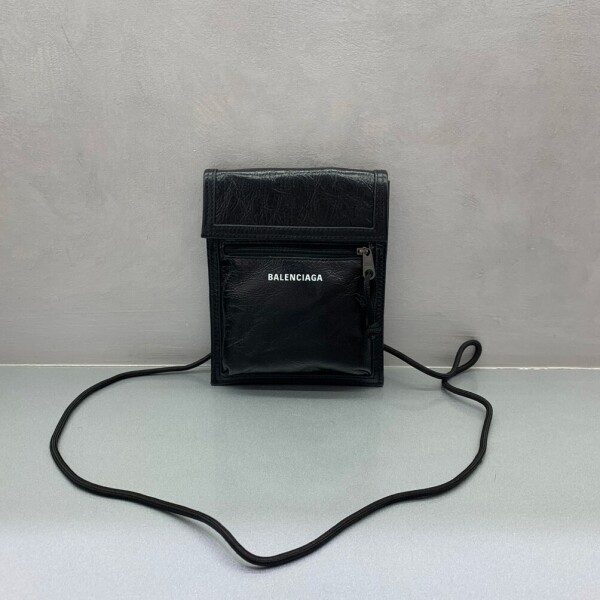 위핑,발렌시아가 파우치 Balenciaga Mens Explorer Small Pouch With Strap in Black 532298DB5051000