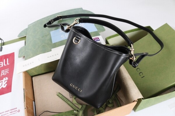 위핑,구찌 엠블럼 미니 버킷백 815118