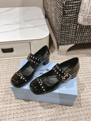 프라다 페이턴트 가죽 메리제인 펌프스