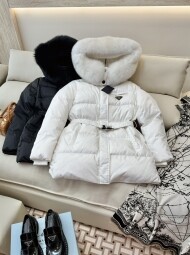 프라다 폭스 퍼 넥 클래식 삼각 로고 화이트 구스 다운